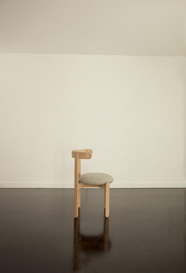 Silla de Gabrielle Paris, silueta y acabado de silla tapizada de madera natural