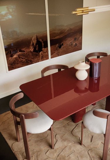 acabado y tono de silla tapizada de madera en nogal de Gabrielle Paris
