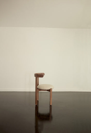 escala dentro del conjunto de silla tapizada de madera en nogal de Gabrielle Paris