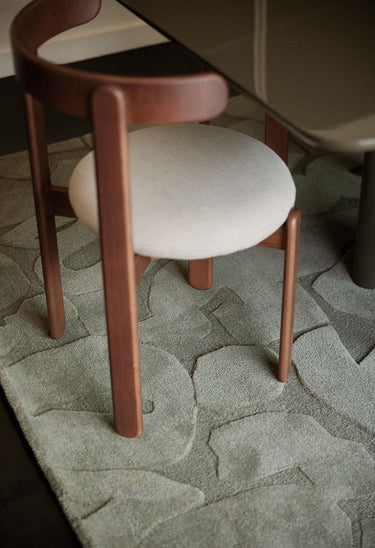Sillas de Gabrielle Paris, proporción y material de silla tapizada de madera en nogal