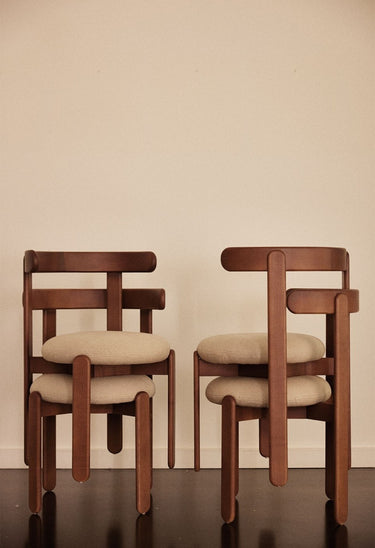 relación entre material y forma de silla tapizada de madera en nogal de Gabrielle Paris
