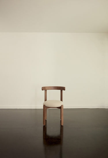 silueta general de silla tapizada de madera en nogal de Gabrielle Paris