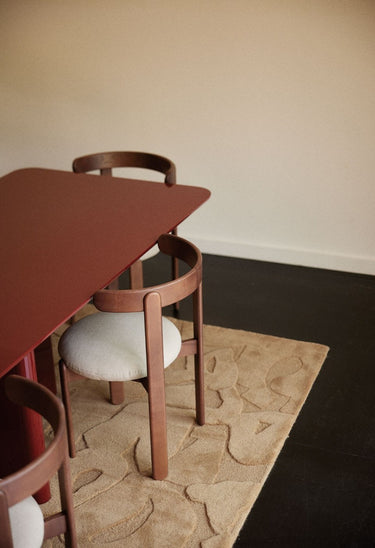 volumen y estructura de silla tapizada de madera en nogal de Gabrielle Paris