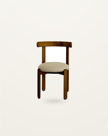 Silla de Gabrielle Paris, silueta y acabado de silla tapizada de madera en teca
