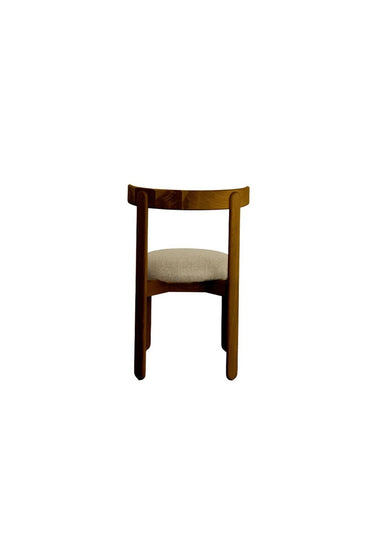 Sillas de Gabrielle Paris, proporción y material de silla tapizada de madera en teca