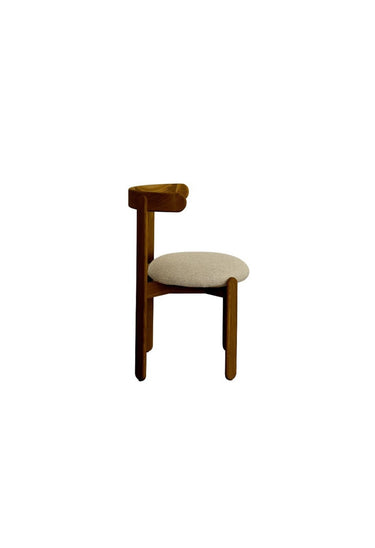 volumen y estructura de silla tapizada de madera en teca de Gabrielle Paris
