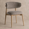Silla tapizada en topo con madera de arce marrón claro de Vical sobre pared topo claro texturizada
