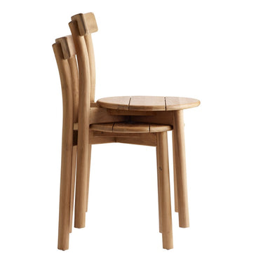 Proporciones de silla de teca apilable para exterior de Tine K Home