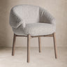 Silla Vical de olmo marrón y poliéster beige sobre pared y suelo topo claro texturizado
