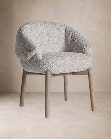 Silla Vical de olmo marrón y poliéster beige sobre pared y suelo topo claro texturizado