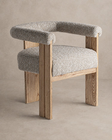 Silla Vical de poliéster gris jaspeado y roble sobre pared y suelo topo claro texturizado