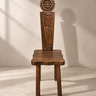 Silla vintage francesa de madera con sol tallado, madera marrón y vista frontal