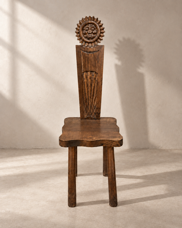 Silla vintage francesa de madera con sol tallado, madera marrón y vista frontal