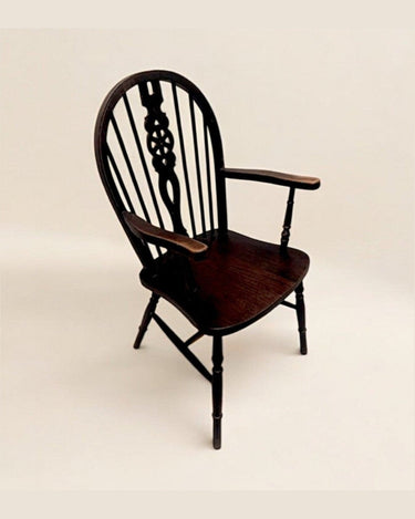 Silla Windsor antigua de madera con brazos