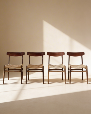 Conjunto de cuatro sillas CH23 de Hans J. Wegner alrededor de una mesa