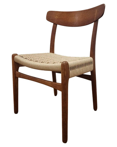 Detalle del respaldo y del asiento tejido de una silla CH23