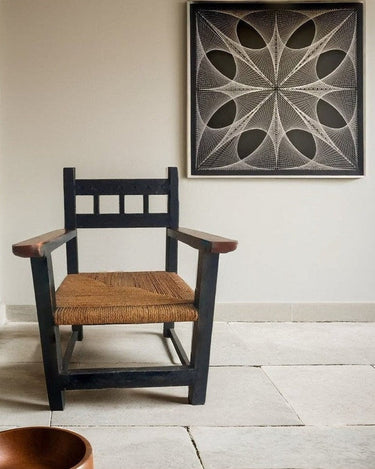 Sillón antiguo de madera y cuerda