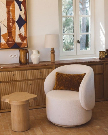Sillón Auguste con estructura de madera y bouclé crema