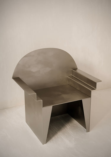 Sillón brutalista de aluminio cepillado Matuta Design, diseño de María Briones, vista principal