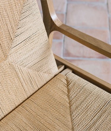 Sillón Catalina de roble y papel trenzado de Andrea House, detalle del respaldo y del asiento trenzados