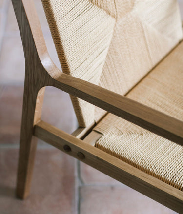 Sillón Catalina de roble y papel trenzado de Andrea House, detalle de las uniones y el tejido