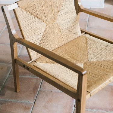 Sillón Catalina de roble y papel trenzado de Andrea House, vista superior del asiento y los brazos