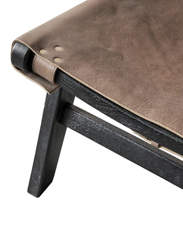 Detalle de la unión del asiento de cuero con la madera negra