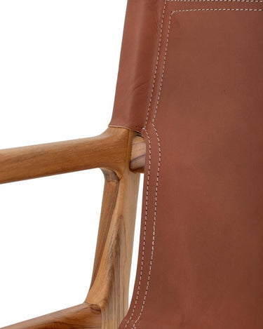 Sillón Bloomingville: detalle de la unión del reposabrazos y el respaldo de cuero