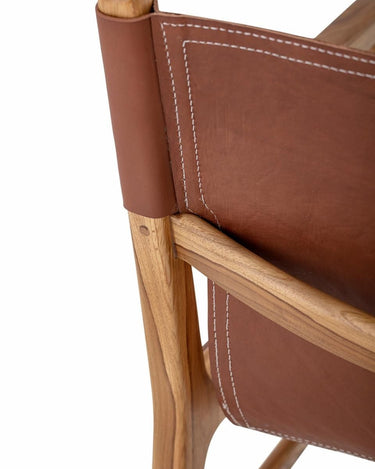 Detalle trasero del respaldo de cuero y la estructura de teca del sillón