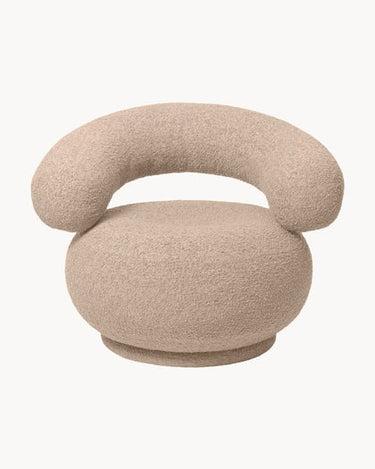 Vista frontal de los sillones Orbo de bouclé beige y respaldo curvo.