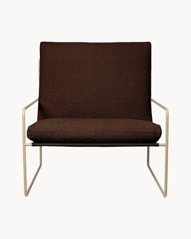Vista frontal de los sillones de exterior Desert con tapizado marrón y estructura beige.