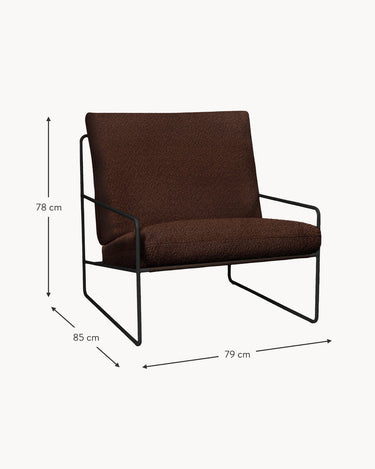 Esquema de dimensiones del sillón marrón con estructura negra.