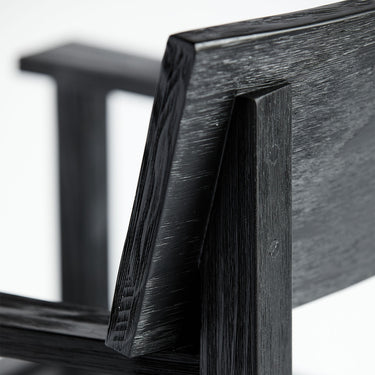 Sillón de exterior de pino Accoya negro mate de Tine K Home en ambiente