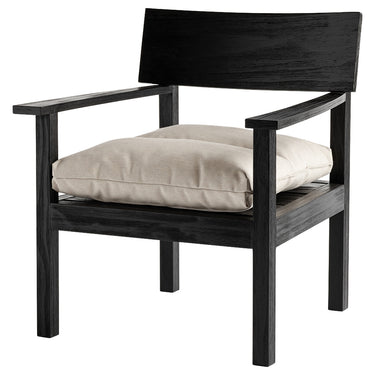 Detalle del acabado de sillón de exterior de pino accoya negro mate de Tine K Home