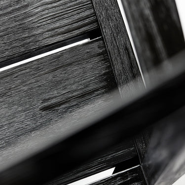 Sillón de exterior de pino Accoya negro mate en una composición de Tine K Home