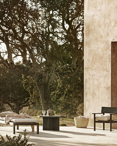 Otra perspectiva de sillón de exterior de pino accoya negro mate de Tine K Home