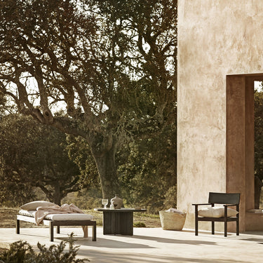 Otra perspectiva de sillón de exterior de pino accoya negro mate de Tine K Home