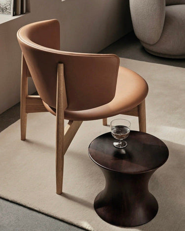 Sillón Herman de roble y cuero coñac