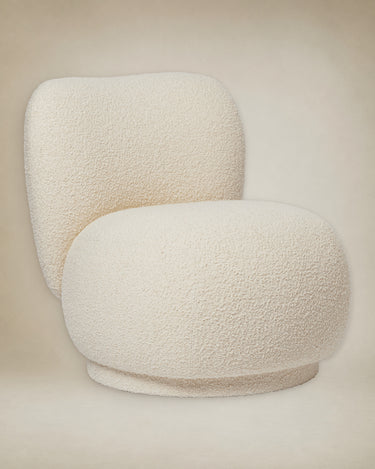 Sillón lounge compacto de bouclé blanco roto para salón contemporáneo