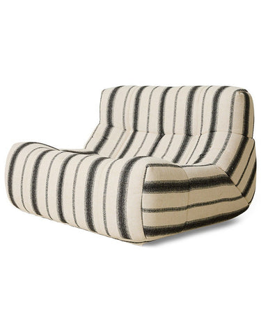 Sillón lounge de exterior a rayas de HK Living, vista en perspectiva del sillón de rayas negras y crudas