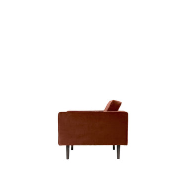 Sillón marrón caramelo tapizado visto de perfil