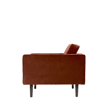 Detalle del respaldo y los reposabrazos del sillón marrón caramelo