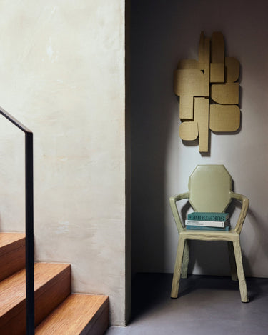 Sillón Medallón de Madera de Sungkai Verde Agua 74 x 64 x 97 cm, sillón verde agua junto a una escalera