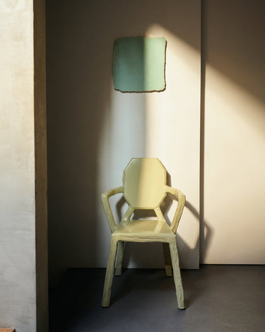 Sillón Medallón de Madera de Sungkai Verde Agua 74 x 64 x 97 cm, sillón verde agua junto a una lámpara de pie