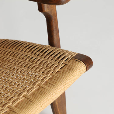 Sillón de asiento amplio en marrón