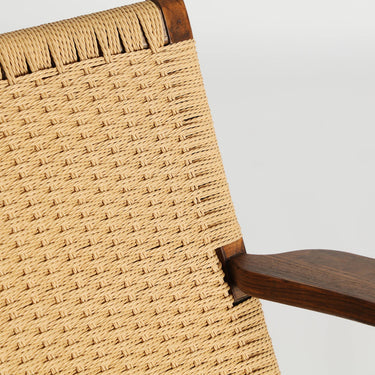Sillón de madera de olmo y cuerda para zona de descanso