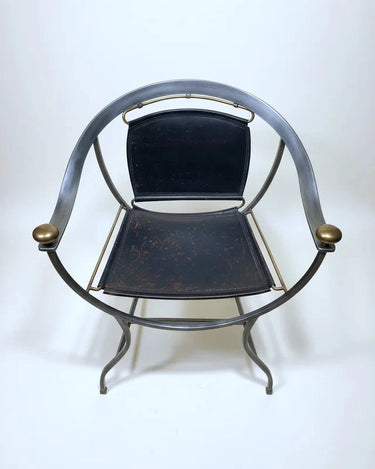 Sillón Pompei de acero y piel negra visto en tres cuartos