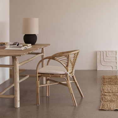 Otra perspectiva de sillón de ratán con cojín de Tine K Home