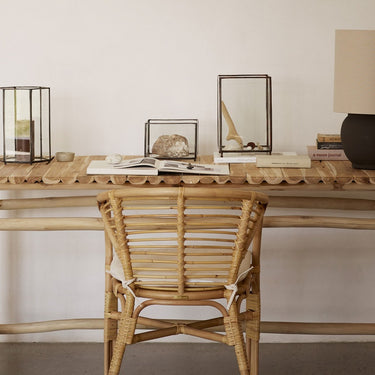 Proporciones de sillón de ratán con cojín de Tine K Home
