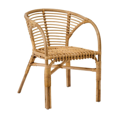 Sillón de ratán con cojín de Tine K Home en ambiente